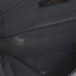 مملوكة مسبقًا شنطة شانيل قلاب جلد أسود مبطن بتطريز شيفرون CC