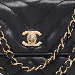 مملوكة مسبقًا شنطة شانيل قلاب جلد أسود مبطن بتطريز شيفرون CC