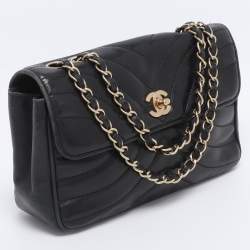 مملوكة مسبقًا شنطة شانيل قلاب جلد أسود مبطن بتطريز شيفرون CC
