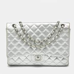 مملوكة مسبقًا حقيبة شانيل ماكسي كلاسيك جلد شيفرون فضي مبطن بقلاب واحد