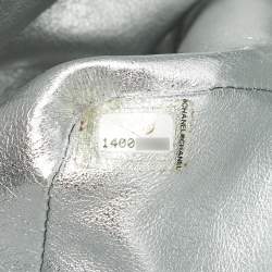 مملوكة مسبقًا حقيبة شانيل ماكسي كلاسيك جلد شيفرون فضي مبطن بقلاب واحد