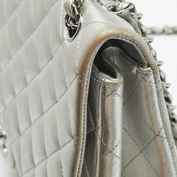 مملوكة مسبقًا حقيبة شانيل ماكسي كلاسيك جلد شيفرون فضي مبطن بقلاب واحد