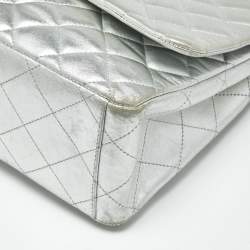 مملوكة مسبقًا حقيبة شانيل ماكسي كلاسيك جلد شيفرون فضي مبطن بقلاب واحد