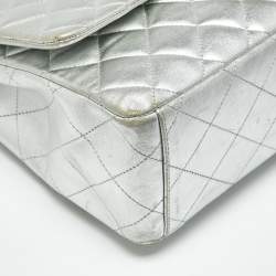 مملوكة مسبقًا حقيبة شانيل ماكسي كلاسيك جلد شيفرون فضي مبطن بقلاب واحد