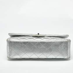 مملوكة مسبقًا حقيبة شانيل ماكسي كلاسيك جلد شيفرون فضي مبطن بقلاب واحد