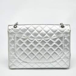 مملوكة مسبقًا حقيبة شانيل ماكسي كلاسيك جلد شيفرون فضي مبطن بقلاب واحد