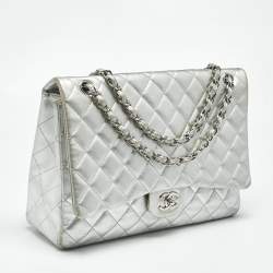 مملوكة مسبقًا حقيبة شانيل ماكسي كلاسيك جلد شيفرون فضي مبطن بقلاب واحد