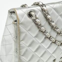 مملوكة مسبقًا حقيبة شانيل ماكسي كلاسيك جلد شيفرون فضي مبطن بقلاب واحد