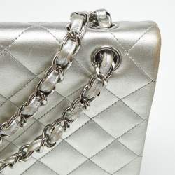 مملوكة مسبقًا حقيبة شانيل ماكسي كلاسيك جلد شيفرون فضي مبطن بقلاب واحد