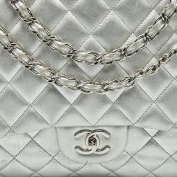 مملوكة مسبقًا حقيبة شانيل ماكسي كلاسيك جلد شيفرون فضي مبطن بقلاب واحد