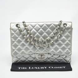 مملوكة مسبقًا حقيبة شانيل ماكسي كلاسيك جلد شيفرون فضي مبطن بقلاب واحد