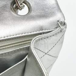 مملوكة مسبقًا حقيبة شانيل ماكسي كلاسيك جلد شيفرون فضي مبطن بقلاب واحد