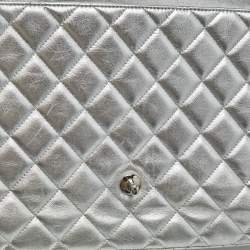 مملوكة مسبقًا حقيبة شانيل ماكسي كلاسيك جلد شيفرون فضي مبطن بقلاب واحد