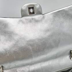 مملوكة مسبقًا حقيبة شانيل ماكسي كلاسيك جلد شيفرون فضي مبطن بقلاب واحد