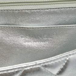 مملوكة مسبقًا حقيبة شانيل ماكسي كلاسيك جلد شيفرون فضي مبطن بقلاب واحد