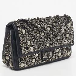 Pre Owned حقيبة شانيل بغطاء قلاب من مجموعة باريس بومباي 225 جلد أسود 2.55 ريإيشو