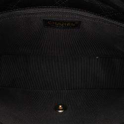 مملوكة مسبقًا حقيبة شانيل شنطة كتف مبطنة جلد الخراف السوداء مع لؤلؤة متوسطة