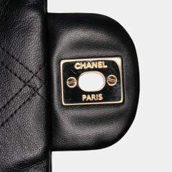 مملوكة مسبقًا حقيبة شانيل شنطة كتف مبطنة جلد الخراف السوداء مع لؤلؤة متوسطة