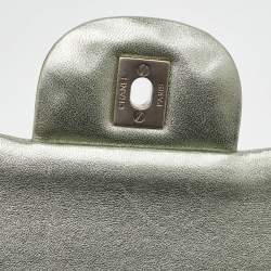 مملوكة مسبقًا حقيبة شانيل جامبو كلاسيك جلد أخضر مينت ميتاليك مبطن بقلاب مزدوج