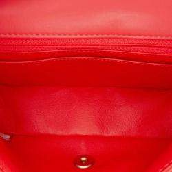 Pre Owned حقيبة شانيل صغيرة حمراء مستطيلة كلاسيكية من جلد الحمل بغطاء مفرد