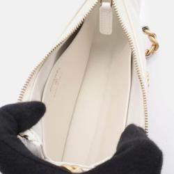 مملوكة مسبقًا حقيبة شانيل 19 ماتليس سلسلة كتف جلد صغيرة بيضاء