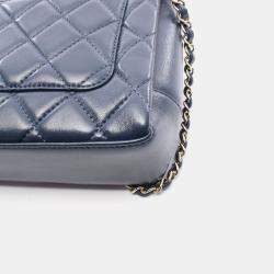 Pre Owned حقيبة كتف بحزام وسلسلة شانيل ماتلاسيه جلد حملان كحلي ج.ه.و