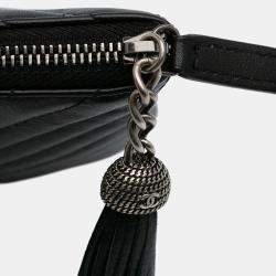 Pre Owned حقيبة كلتش شانيل أو كيس جلد عجل سوداء شيفرون مائل كبيرة مع شرابة