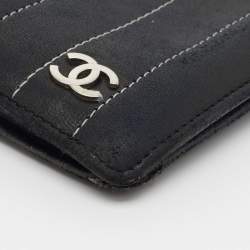 مملوكة مسبقًا محفظة �شانييل جيوب سي سي رأسية جلد مخطط أسود