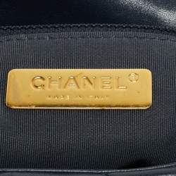 مملوكة مسبقًا حقيبة شانيل 19 جلد كريمي مبطن صغيرة بقلاب