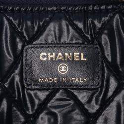 مملوكة مسبقًا Chanel Cc Medium Quilted Velvet Cosmetic Case