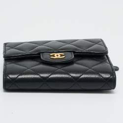 مملوكة مسبقًا محفظة شانيل سي سي ثلاثية الطي جلد مبطن أسود