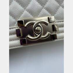 Pre Owned Chanel White Quilted Caviar Leather Medium Boy Flap Bag
