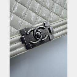 Pre Owned Chanel White Quilted Patent Leather Medium Boy Flap Bag