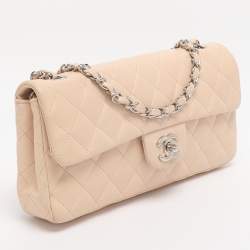 مملوكة مسبقًا حقيبة شانيل كلاسيكية بقلّاب جلد مبطنة بيج فاتح شرقية/غربية