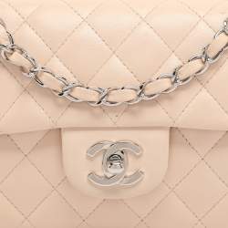 مملوكة مسبقًا حقيبة شانيل كلاسيكية بقلّاب جلد مبطنة بيج فاتح شرقية/غربية
