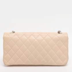 مملوكة مسبقًا حقيبة شانيل كلاسيكية بقلّاب جلد مبطنة بيج فاتح شرقية/غربية