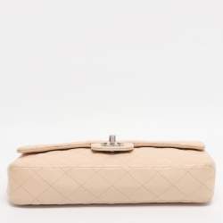 مملوكة مسبقًا حقيبة شانيل كلاسيكية بقلّاب جلد مبطنة بيج فاتح شرقية/غربية