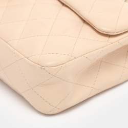 مملوكة مسبقًا حقيبة شانيل كلاسيكية بقلّاب جلد مبطنة بيج فاتح شرقية/غربية