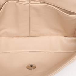 مملوكة مسبقًا حقيبة شانيل كلاسيكية بقلّاب جلد مبطنة بيج فاتح شرقية/غربية