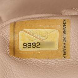 مملوكة مسبقًا حقيبة شانيل كلاسيكية بقلّاب جلد مبطنة بيج فاتح شرقية/غربية