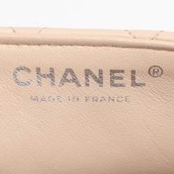 مملوكة مسبقًا حقيبة شانيل كلاسيكية بقلّاب جلد مبطنة بيج فاتح شرقية/غربية