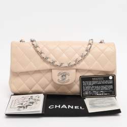 مملوكة مسبقًا حقيبة شانيل كلاسيكية بقلّاب جلد مبطنة بيج فاتح شرقية/غربية