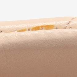 مملوكة مسبقًا حقيبة شانيل كلاسيكية بقلّاب جلد مبطنة بيج فاتح شرقية/غربية