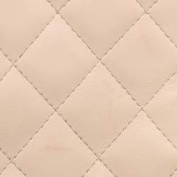 مملوكة مسبقًا حقيبة شانيل كلاسيكية بقلّاب جلد مبطنة بيج فاتح شرقية/غربية