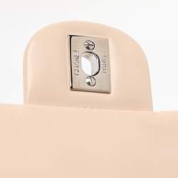 مملوكة مسبقًا حقيبة شانيل كلاسيكية بقلّاب جلد مبطنة بيج فاتح شرقية/غربية