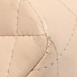 مملوكة مسبقًا حقيبة شانيل كلاسيكية بقلّاب جلد مبطنة بيج فاتح شرقية/غربية