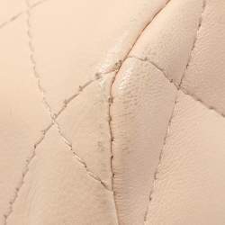 مملوكة مسبقًا حقيبة شانيل كلاسيكية بقلّاب جلد مبطنة بيج فاتح شرقية/غربية