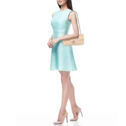 مملوكة مسبقًا حقيبة شانيل كلاسيكية بقلّاب جلد مبطنة بيج فاتح شرقية/غربية