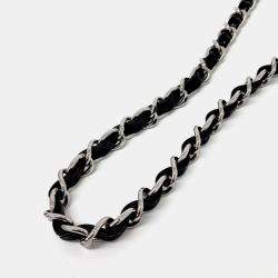 Pre Owned حقيبة شانيلا براءة اختراع سوداء جلدية صغيرة متقاطعة على الكتف