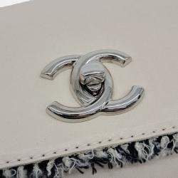 Pre Owned Chanel Cream tweed chain shoulder bag
